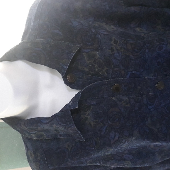 Women's shirt heavy duty material can even be worn as a jacket - Picture 2 of 5